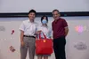 华中国际学校管委会副主席林志光先生，为获奖班级颁发农历新年教室布置奖