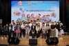 教育部兼人力部政务部长颜晓芳（前排左七）与“新空下”新谣歌唱及创作比赛的获奖者合影。（龙国雄摄）