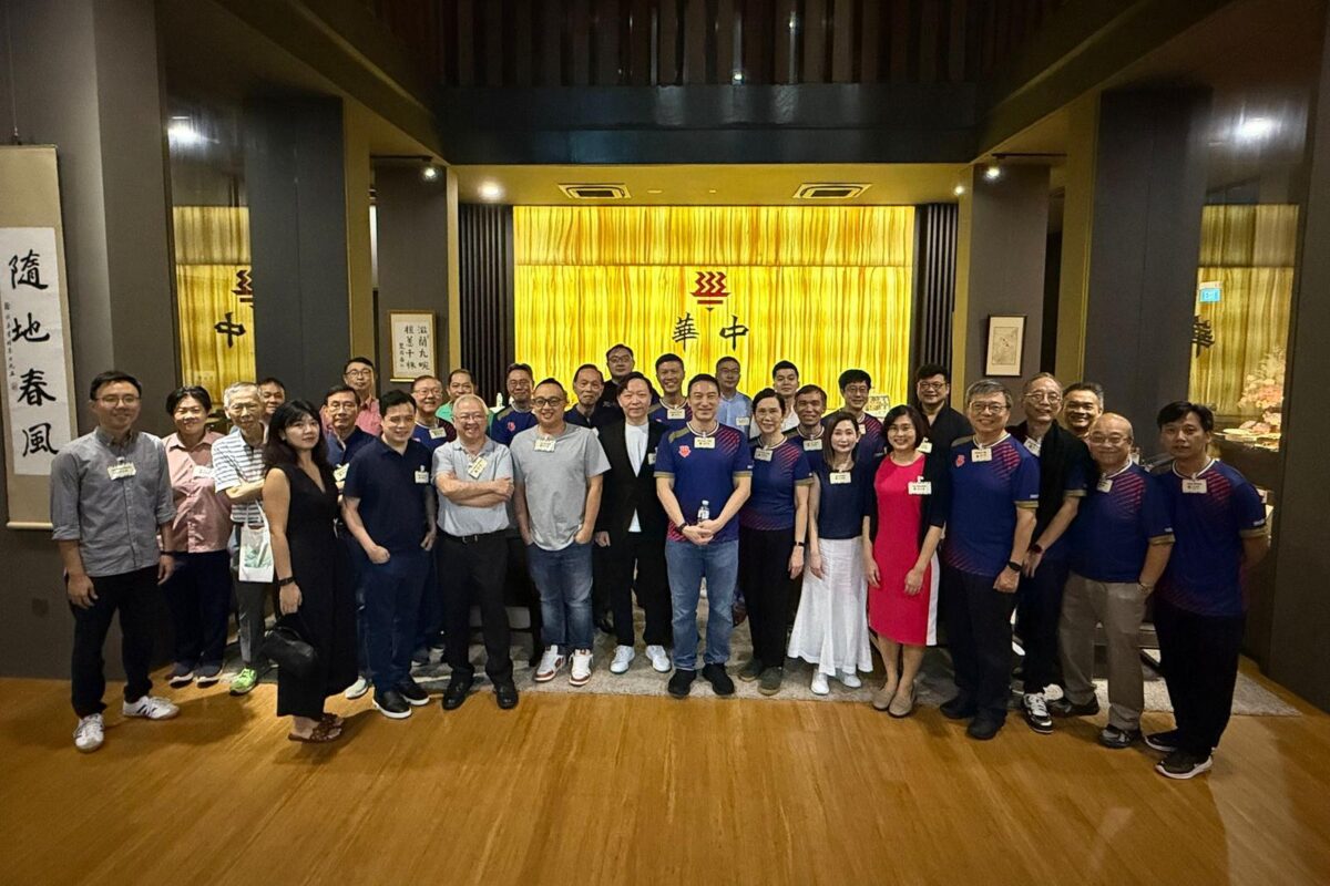 董事们与新老赞助人合影